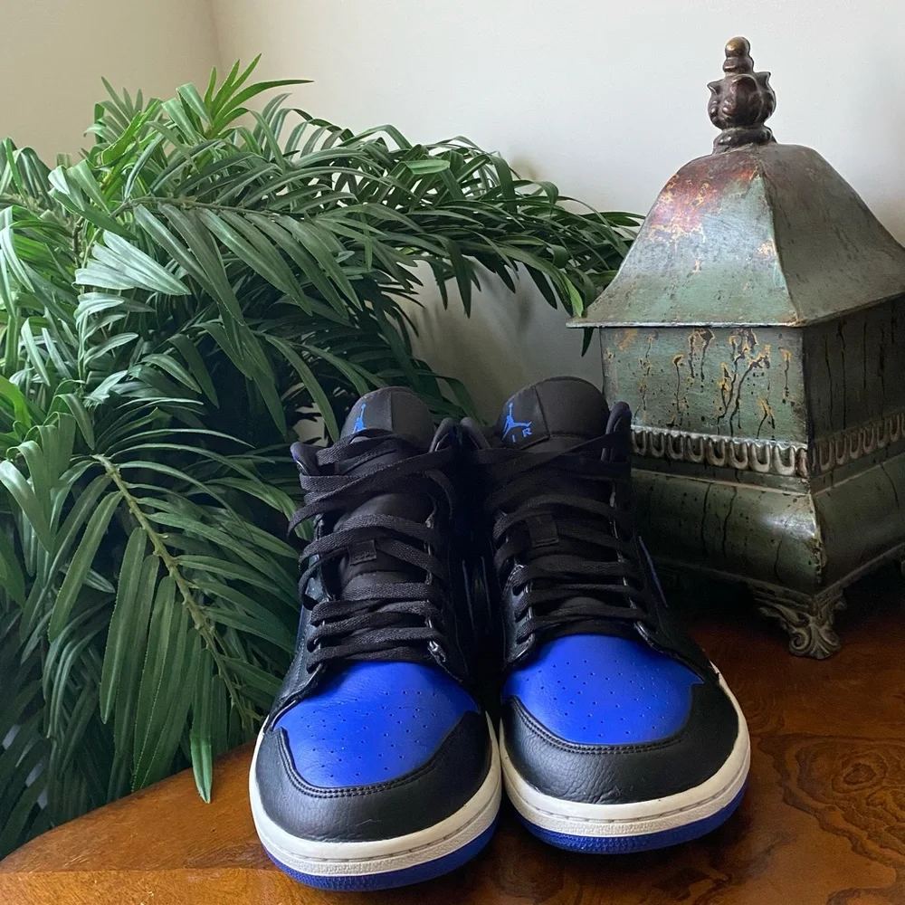 Nike Air Jordan 1 Mid sneakers in the 
